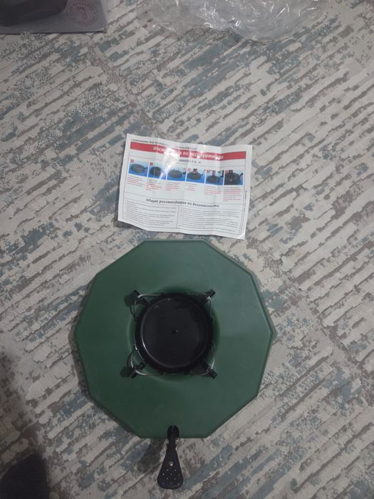 Подставка для живой елки можно регулировать  шипы и налить во