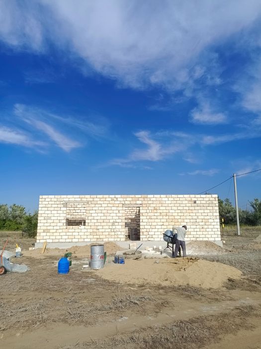 Каменщик клатка кирпича