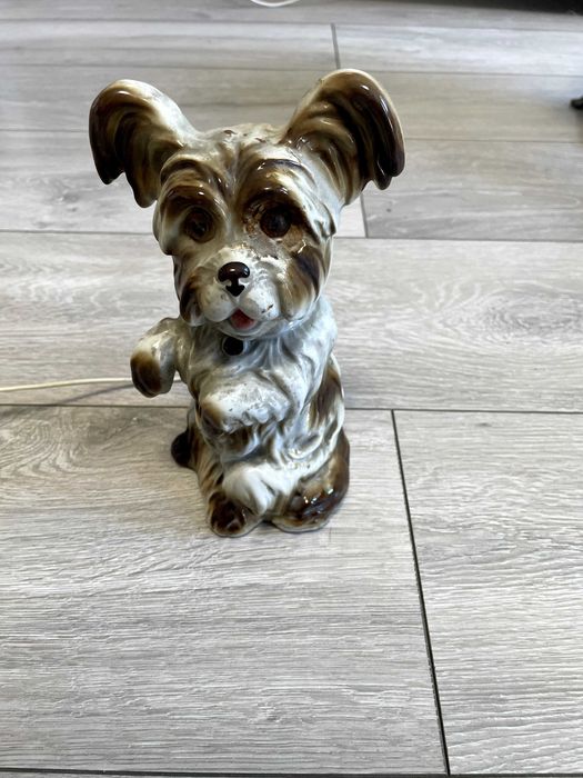 Порцеланова нощна лампа куче.