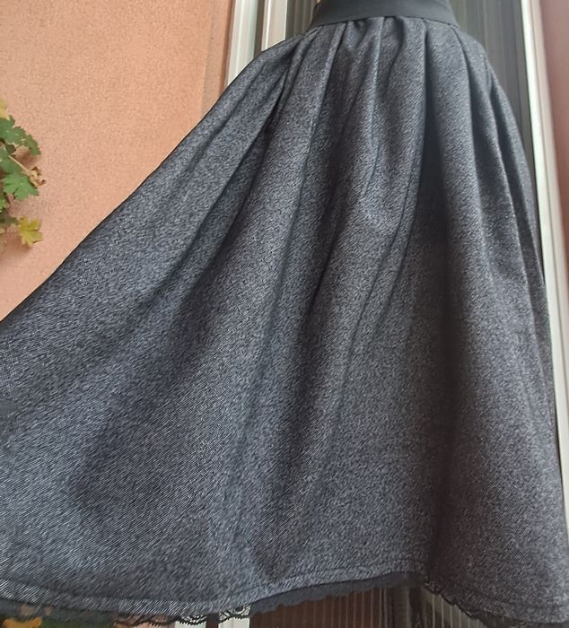 Нова,черна,вълнена пола,р-р С/М и Л/ХЛ+подарък