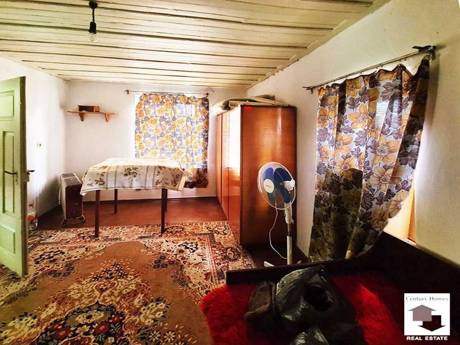 140333 Двуетажна къща с кладенец и гараж в с. Долна Липница