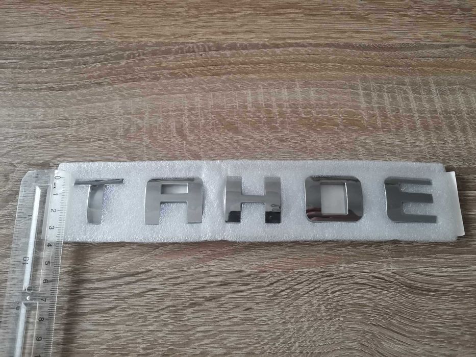 сребрист надпис емблема Chevrolet Tahoe