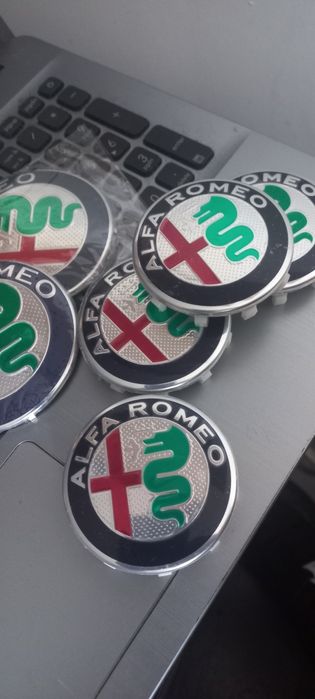 Alfa Romeo - Set embleme si capace - 4 capace pentru jante aliaj