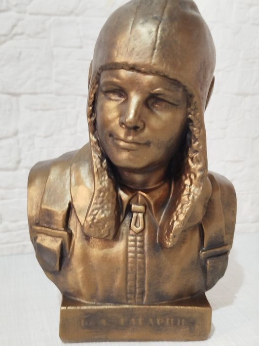Бюст Юрий Гагарин