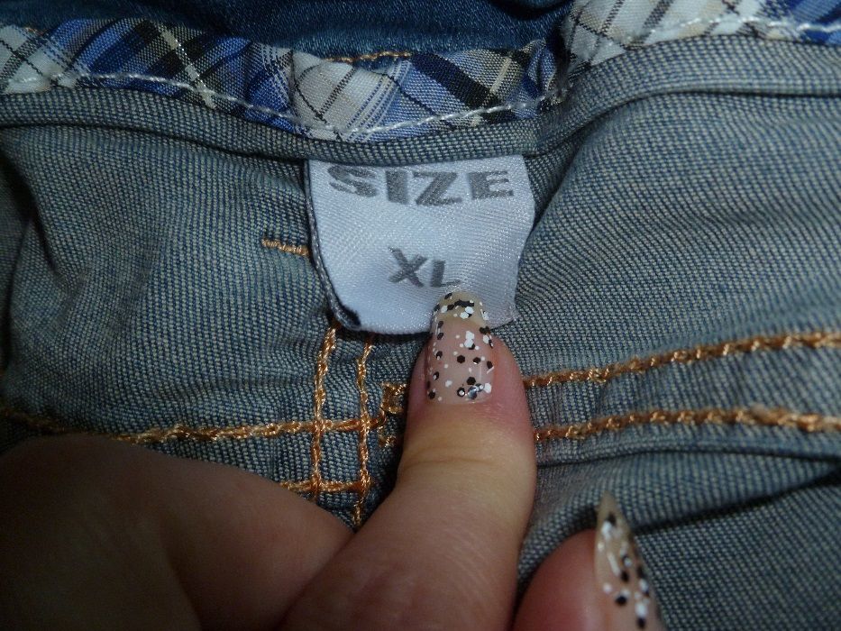 XL страхотни дънки с капси и черепи