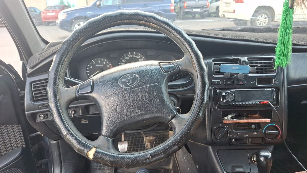 Тоиота карина  е