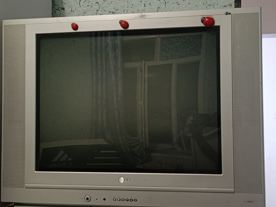Televizor  polniy ishlaydi