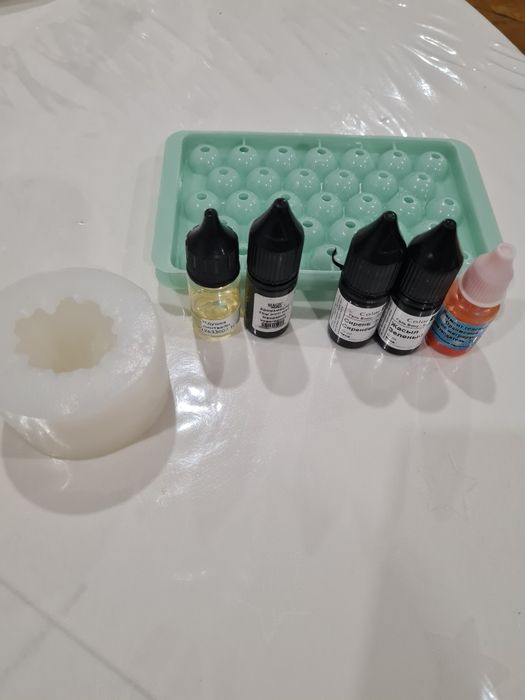 Продам отдушки,  красители и формы для мыла