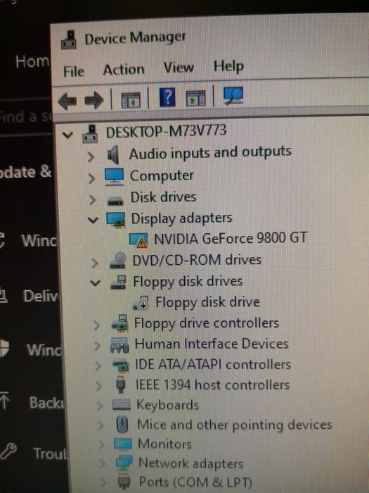 Компютърна конфигурация с инсталиран Windows 10 Pro ,с wifi модем.