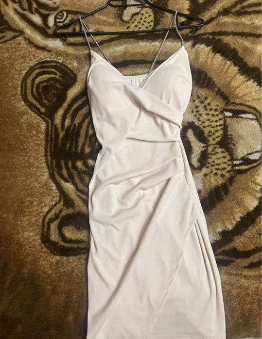 2 рокли черна и бяла с камъни