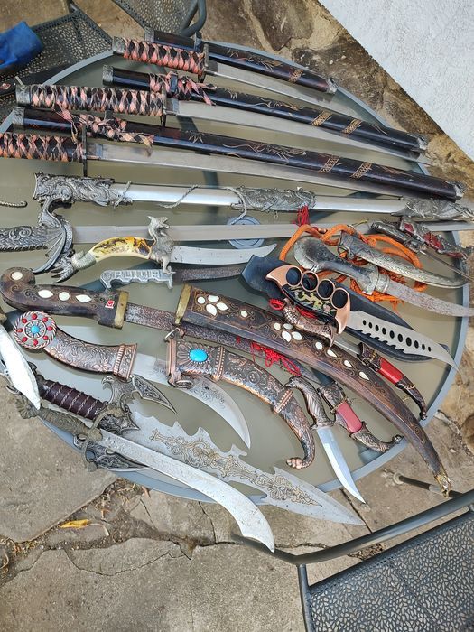Lot 16 piese panoplie: Săbii Katana, cuțite colecție și ornamente