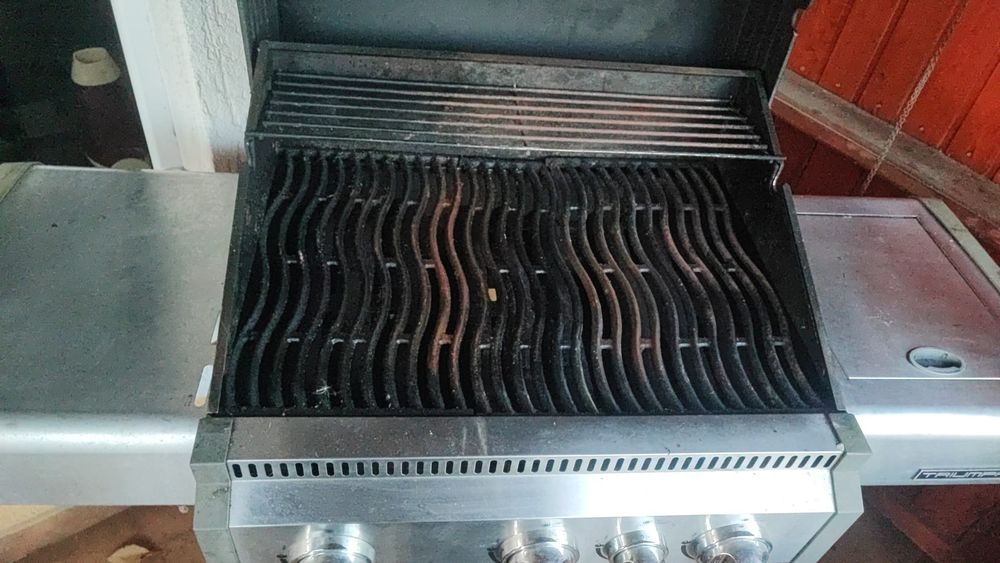 Gratar grill pe Gaz Napoleon Triumph in stare foarte buna