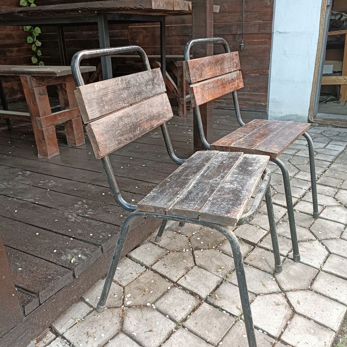 2 штуки, крепкие. Стулья