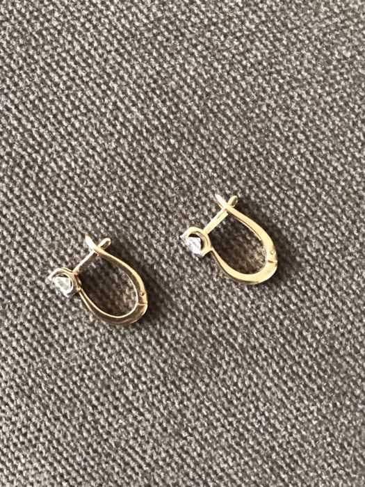 Продам золотые серьги с бриллиантами