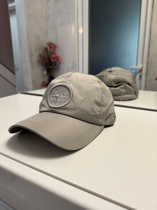 Шапка с козирка Stone Island