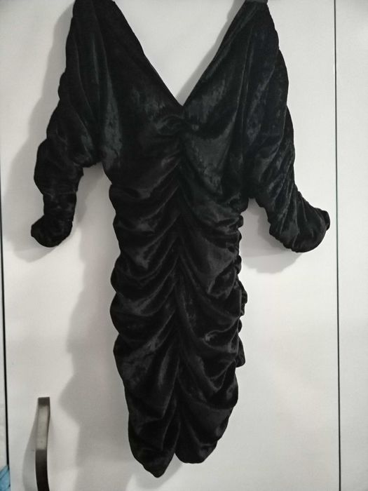 Кадифена еластична рокля с набори