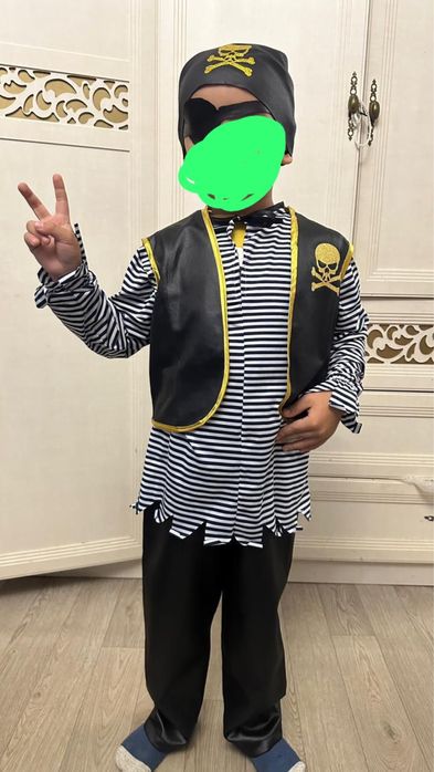 Продается костюм пирата. Как новая только 1 раз одеди