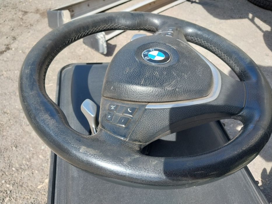 Руль на BMW X6. Больше нет ничего.