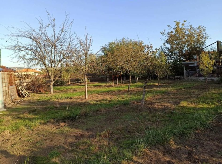 Къща с двор в с. Черни връх