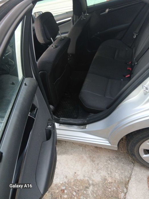 mercedes c 180 blue eficiency 2012 benzina 156 cp 172000 km optiuni full fara gram de rugina 9800 E  neg