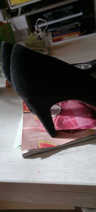 Vand pantofi ocazie, negrii- piele int/ext cu pietricele si albastrii