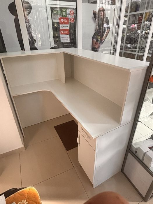 Продам ресепшн почти новый.