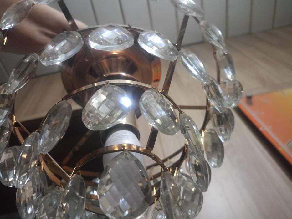 Продам почти новую люстру
