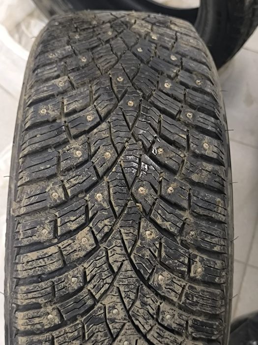 Продам две шины липучки 225/50/R 17