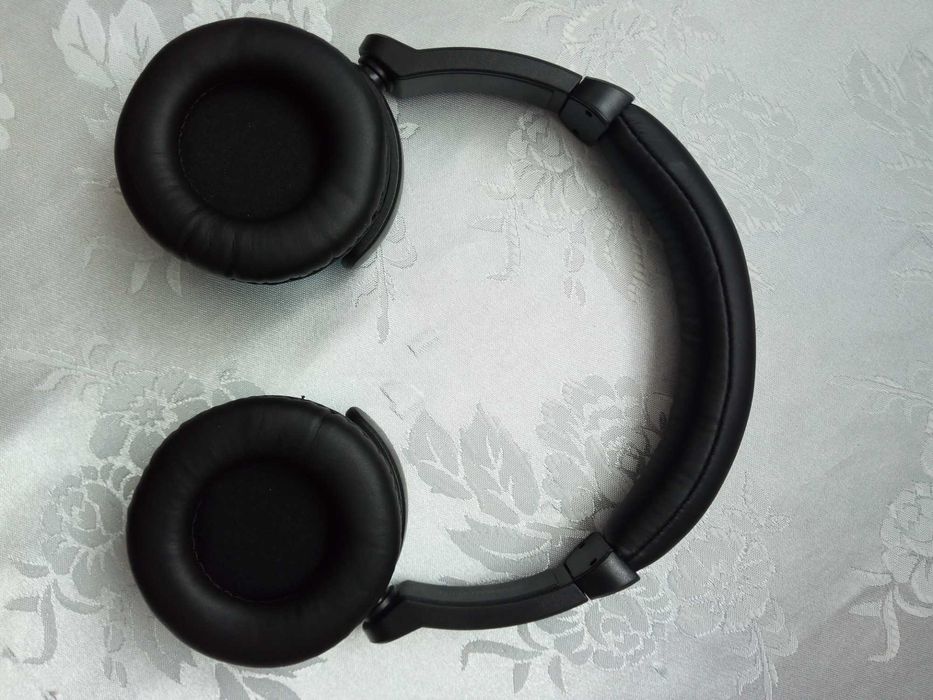 Casti audio cu semnal radio pe baterii