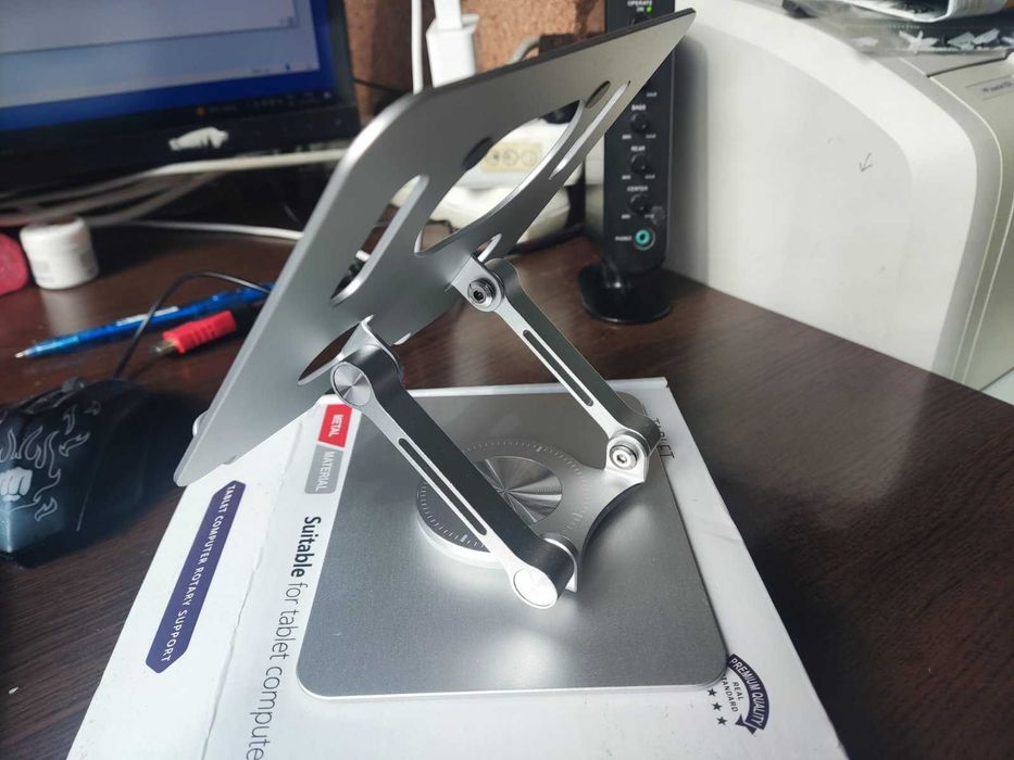 Метална стойка за телефон и таблет.