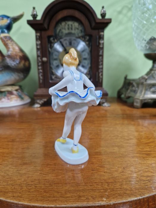 Превъзходна рядка антикварна унгарска порцеланова фигура Hollohaza