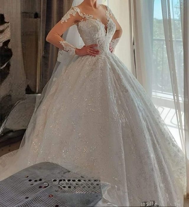 Rochie de mireasă cu design elegant și detaliu fin