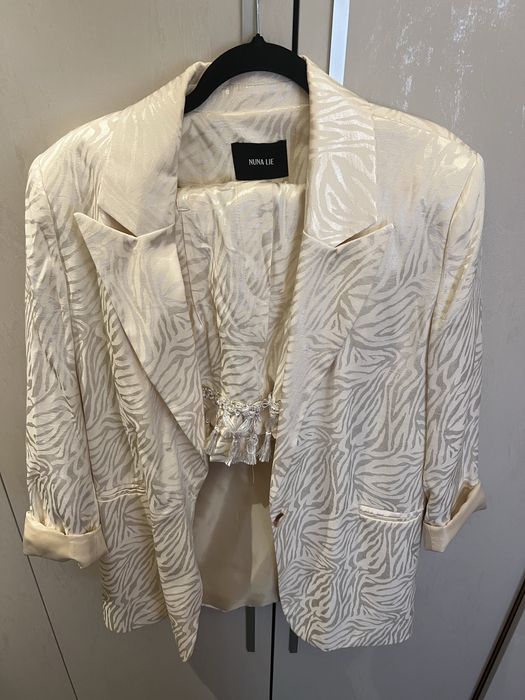 Комплект Блейзър и къси панталони в нюд цвят м/л размер