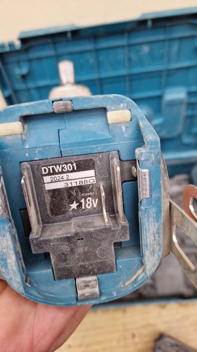 Mașină de insurubat cu impact Makita DTW 301