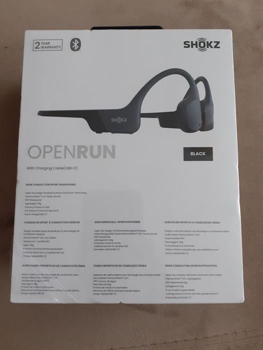 Căști Bluetooth Shokz OpenRun în fața urechilor