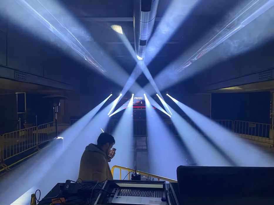 Moving Head mini 7R Beam+Spot 200W LED NOU