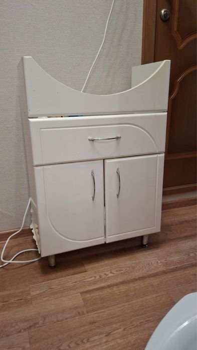 Продам раковину с тумбой, смесителем