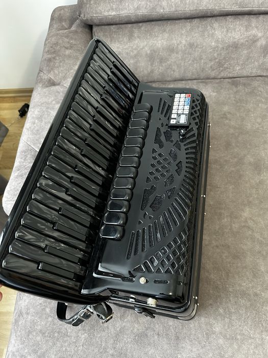 Vand sau schimb acordeon cu sistem midi!