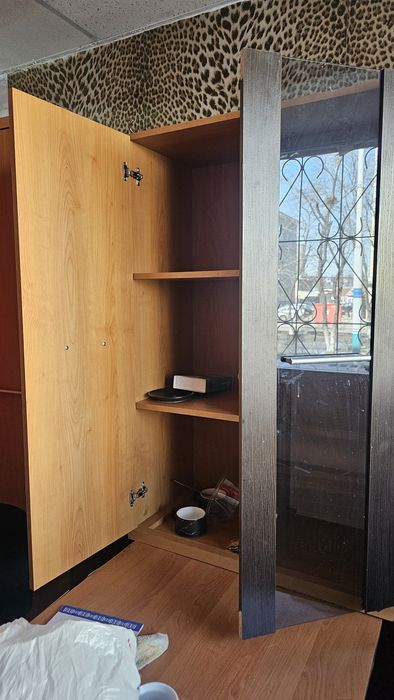 Продаётся шкаф,  мебель,  стекло дверь