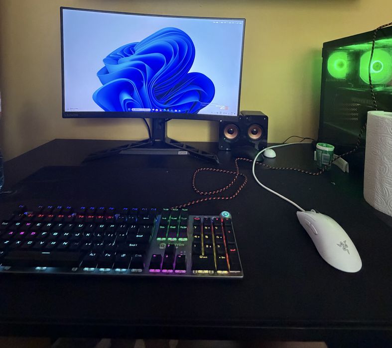 240hz gaming monitor Lenovo Legion 27”-0.5ms /извит /freesync - В перфектно състояние