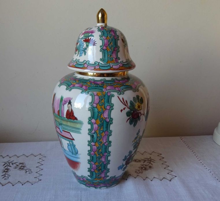 Ваза с капак от Азия, дфинджифилов буркан.