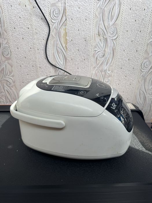 Мультиварка в хорошем состоянии рабочая