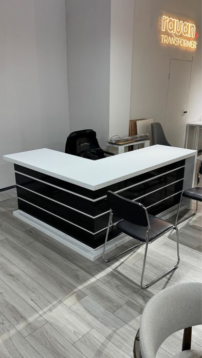 Рабочий стол с отдельным шкафчиком