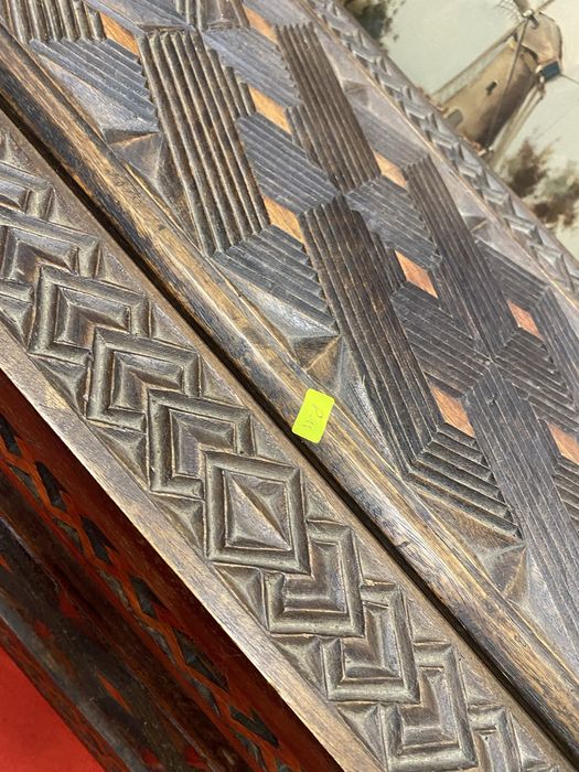 Френски сандък от дън с дърворезба