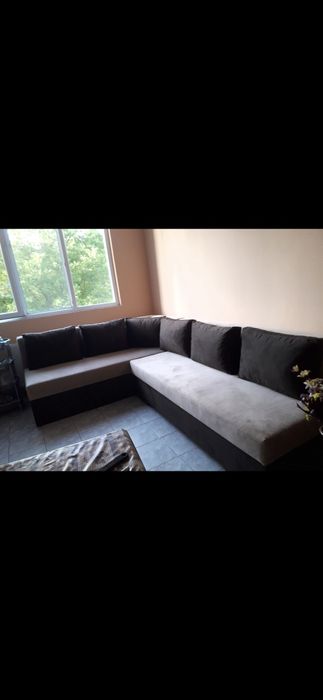 Мебели и камина на пилети македжнска