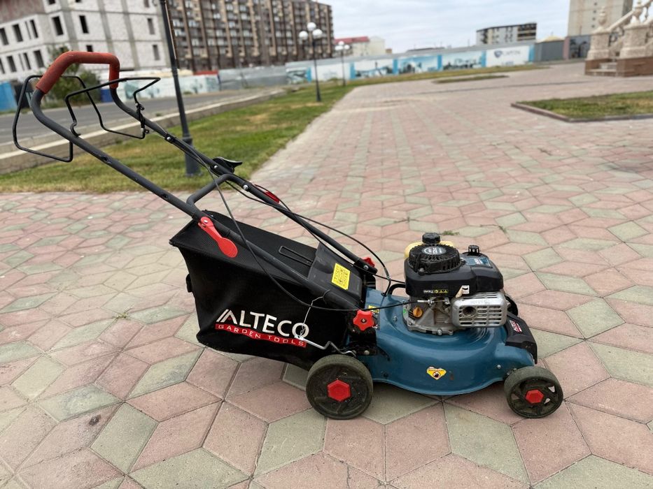 Продаётся бензиновая газонакосилка