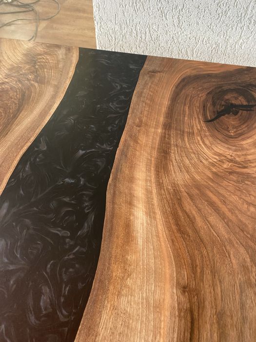 Masă de cafea din lemn de nuc și rășină epoxidică