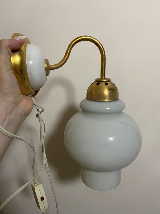 Продам люстры,плафоны на стену