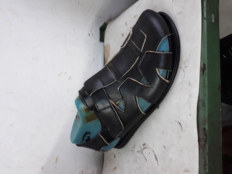 Confecții și reparații încălțăminte .Vopsim geci din piele .