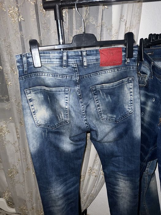 Blugi diferite firme sunt aproape noi